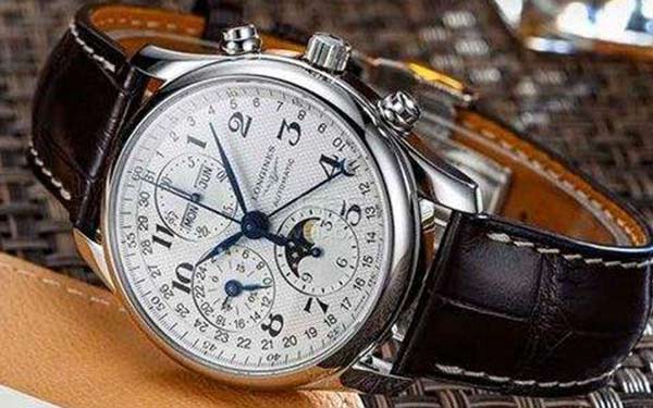 浪琴手表更換表扣的方法